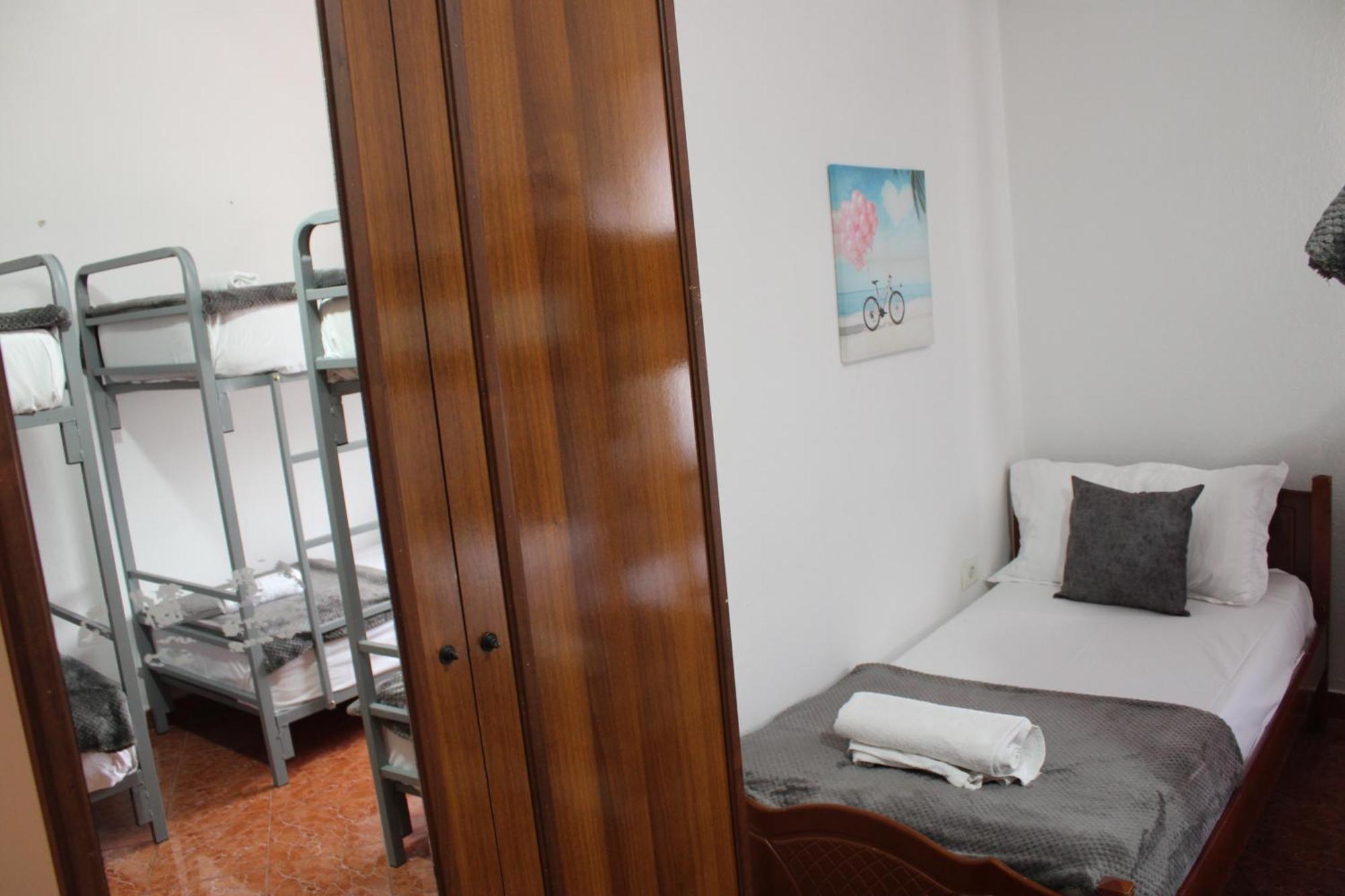 Crew Hostel Tirana Exterior foto